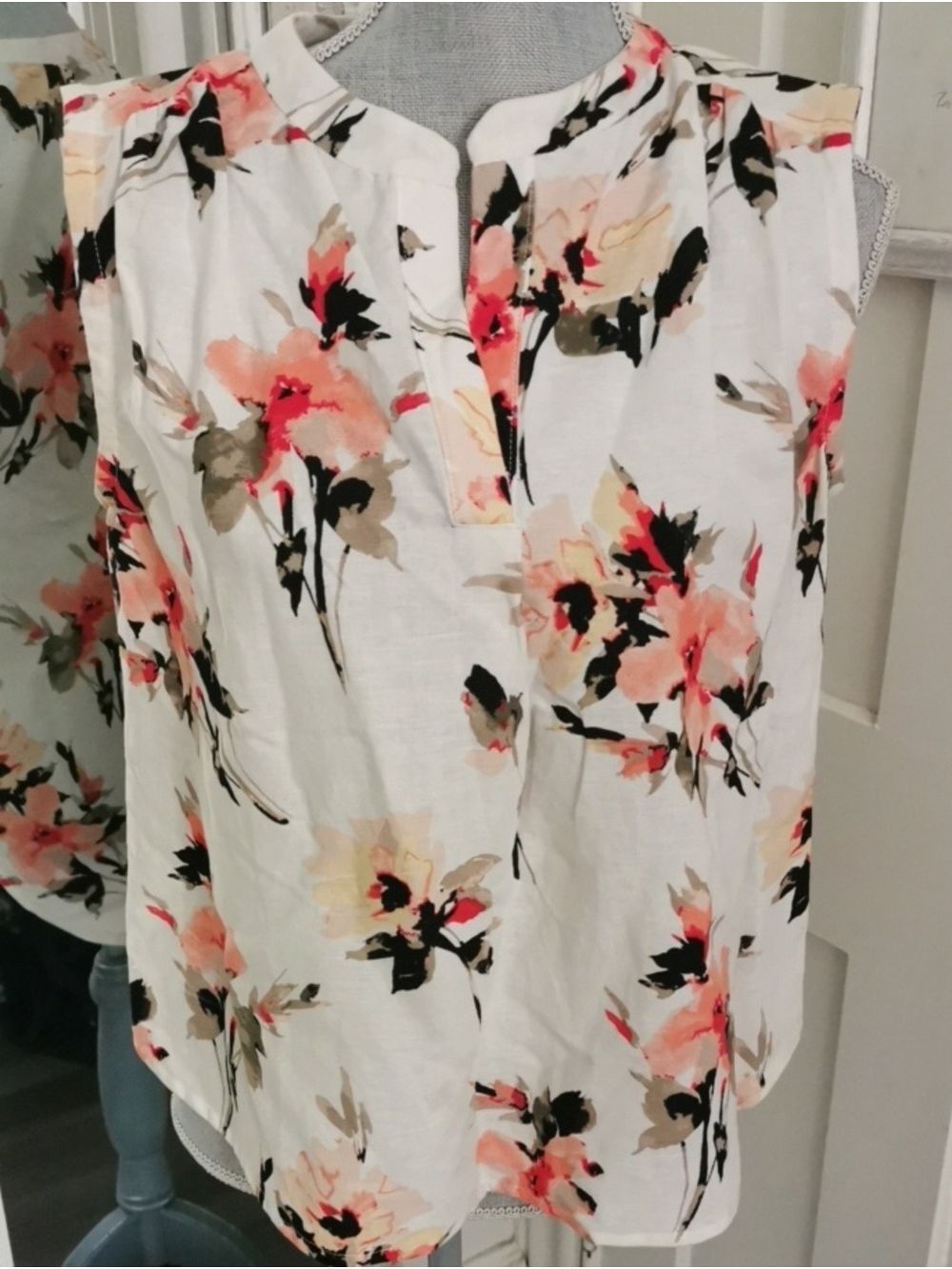Womens Floral Cottagecore Linen Blend Split Neck Sleeveless Blouse. M